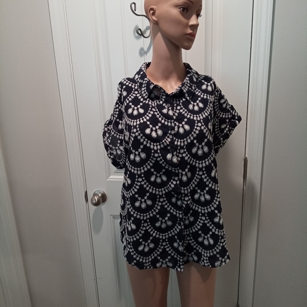Fig + Flower Anthropologie Size XL Navy and White Floral Embroidered Top
